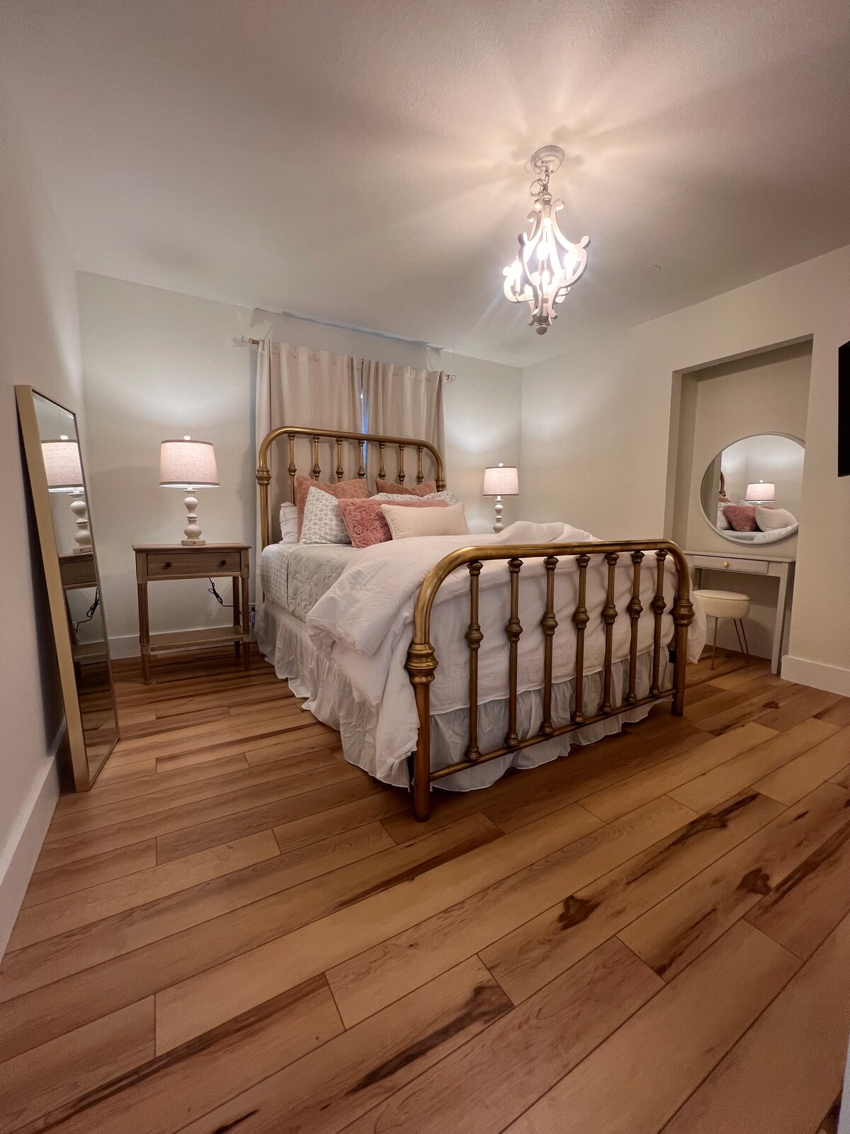 Напълно облечено месингово легло в стар стил. Суета за грим и смарт телевизор