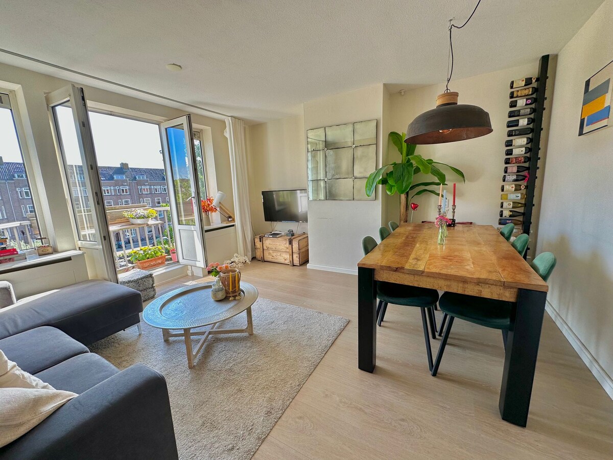 Top performing Airbnb: Cozy waterfront apartment in Cornelis Troostbuurt