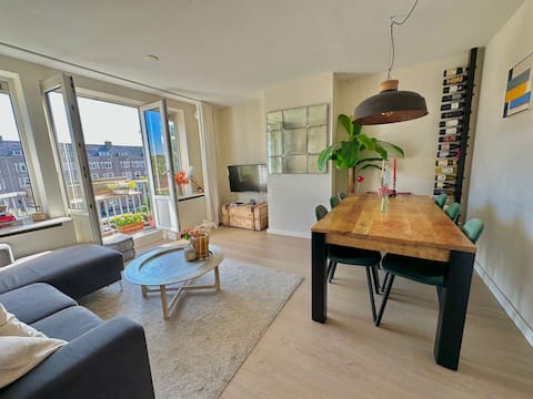 Top performing Airbnb: Cozy waterfront apartment in Cornelis Troostbuurt