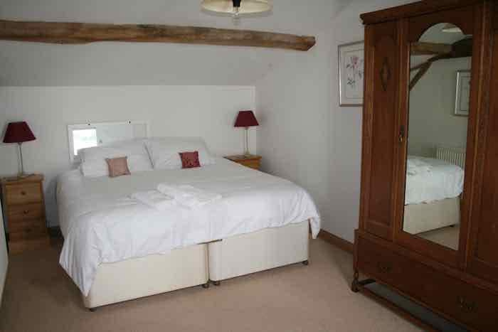 غرفة نوم بلوطية في الطابق العلوي - يمكن أن تكون مزدوجة أو مزدوجة