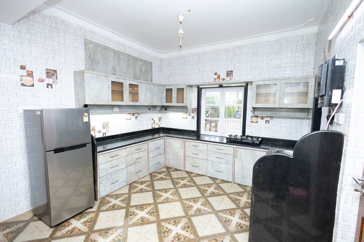 Full kitchen image 1