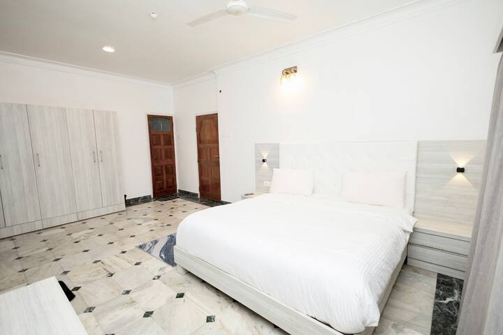 Bedroom 1 image 2