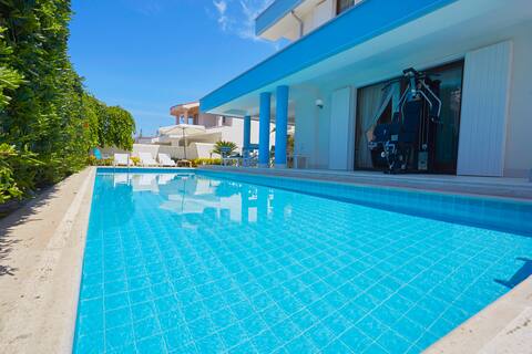 Villa with private pool and sea access