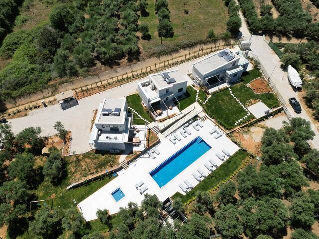 Mitos Villas/Gerani-300sqm/8rooms+6baths/16+guests