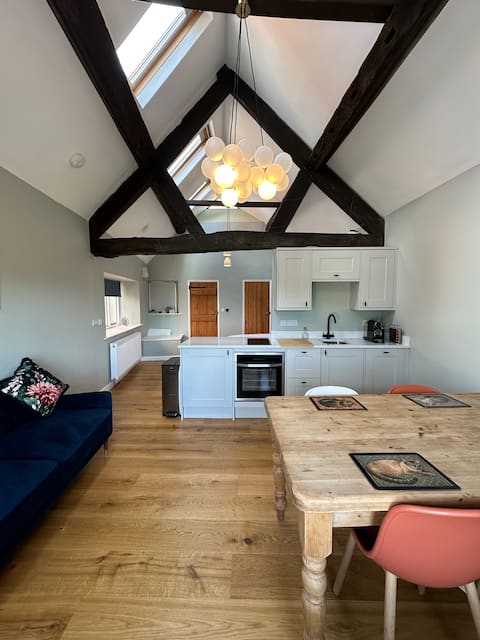 Top performing Airbnb: The place with the views - and free parking in Ludlow