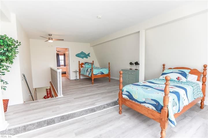 Área común en la planta superior con dos camas individuales.