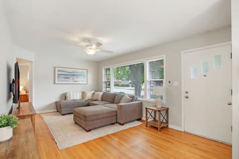 The Waukegan Breakaway 4BD House w/ Game Room