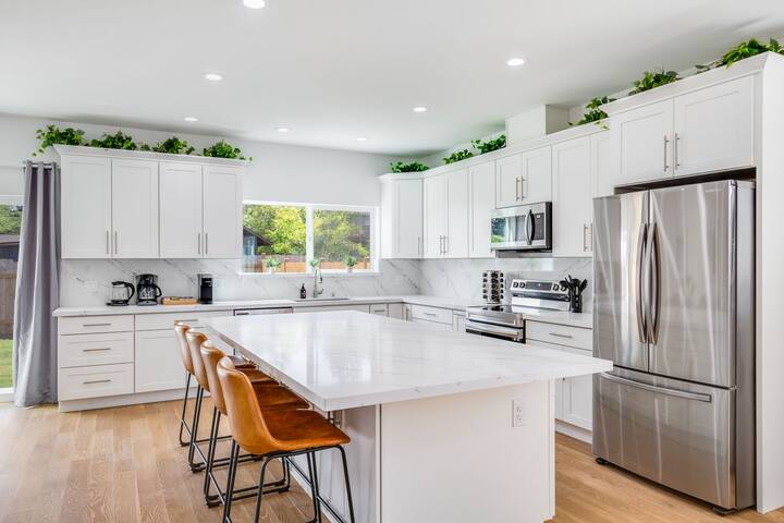 5B4BA SFH close to Airport w/EV charger, Backyard gallery image 2