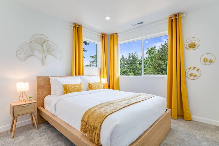 5B4BA SFH close to Airport w/EV charger, Backyard gallery image 4