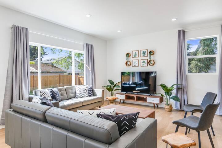 5B4BA SFH close to Airport w/EV charger, Backyard