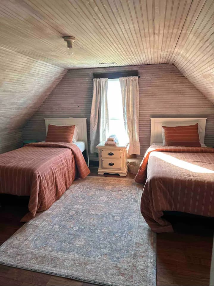 Nuevas camas individuales en el segundo piso.