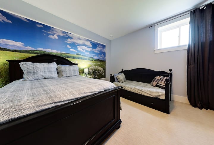Quinte Suite (330 კვ) Queen Bed and Daybed with Trundle; კარადა; მაგიდა და სკამი