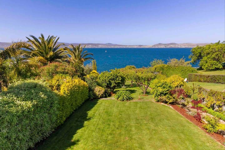 Absolute Waterfront Sandy Bay + Beach + EVcharger