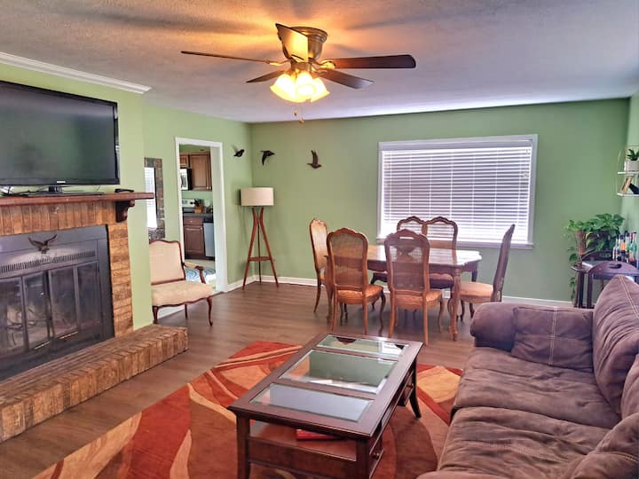Charming House-close To It All! - Hartford, MI