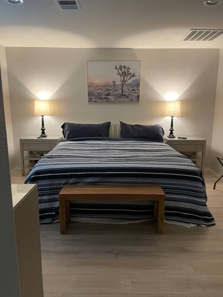 Dhomë gjumi kryesore e gjerë me një banjë brenda suitës, dollap me dyer, shtroja shtesë të vendosura në dollap 