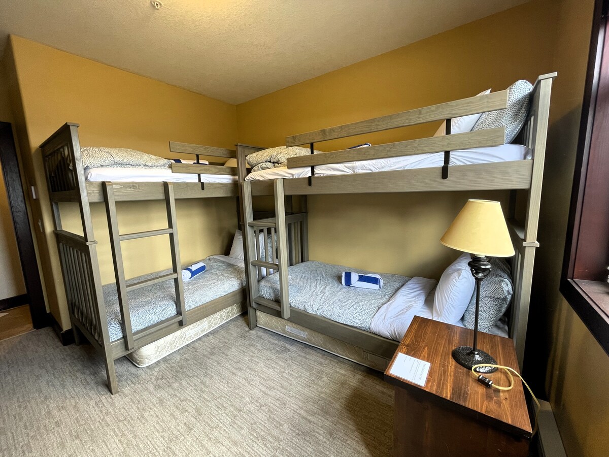 Druhá spálňa (na nižšom poschodí) s 2 sadami dvojlôžkových lôžok XL pre 4 osoby