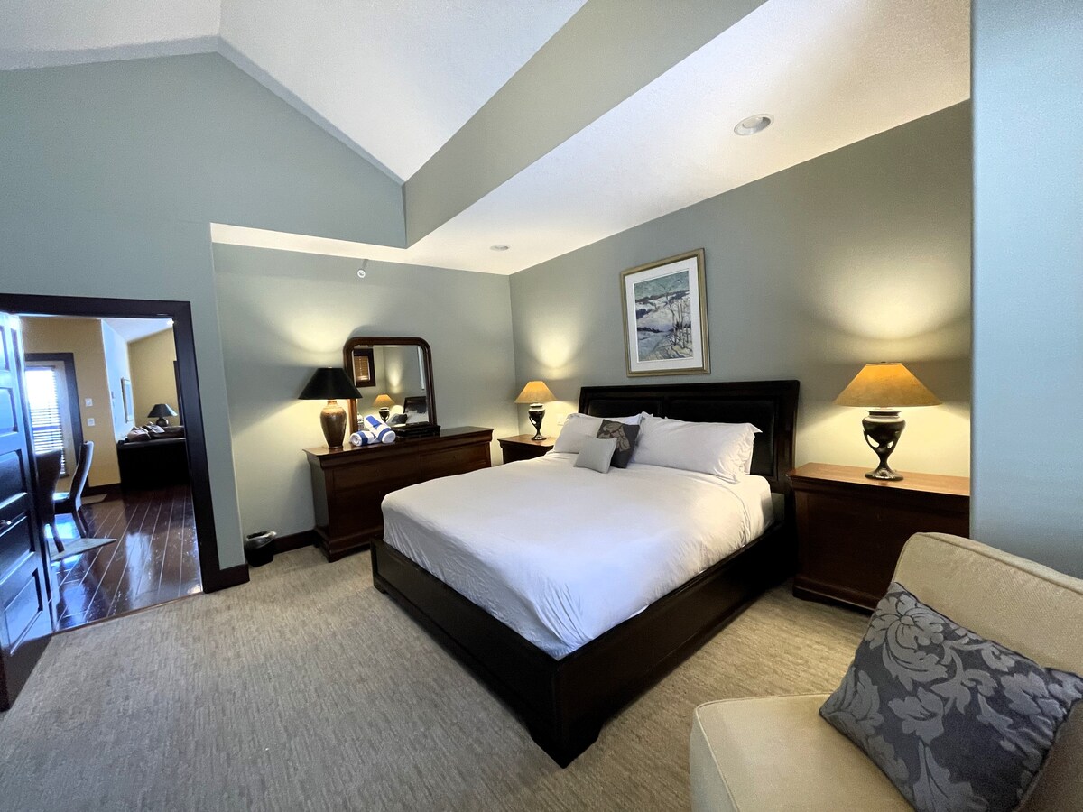 Primárny apartmán na hlavnom (hornom) poschodí s manželskou posteľou King, televízorom s plochou obrazovkou, zatemňovacími tienidlami, šatníkom a vlastnou kúpeľňou s parnou sprchou