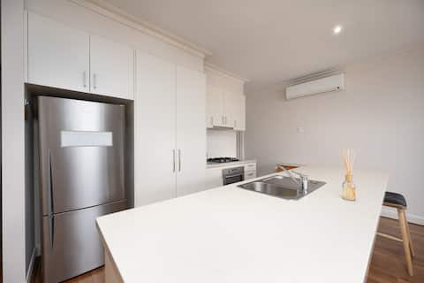 Top performing Airbnb: Leafy Cottage Close to CBD Free OSP Parking in Footscray