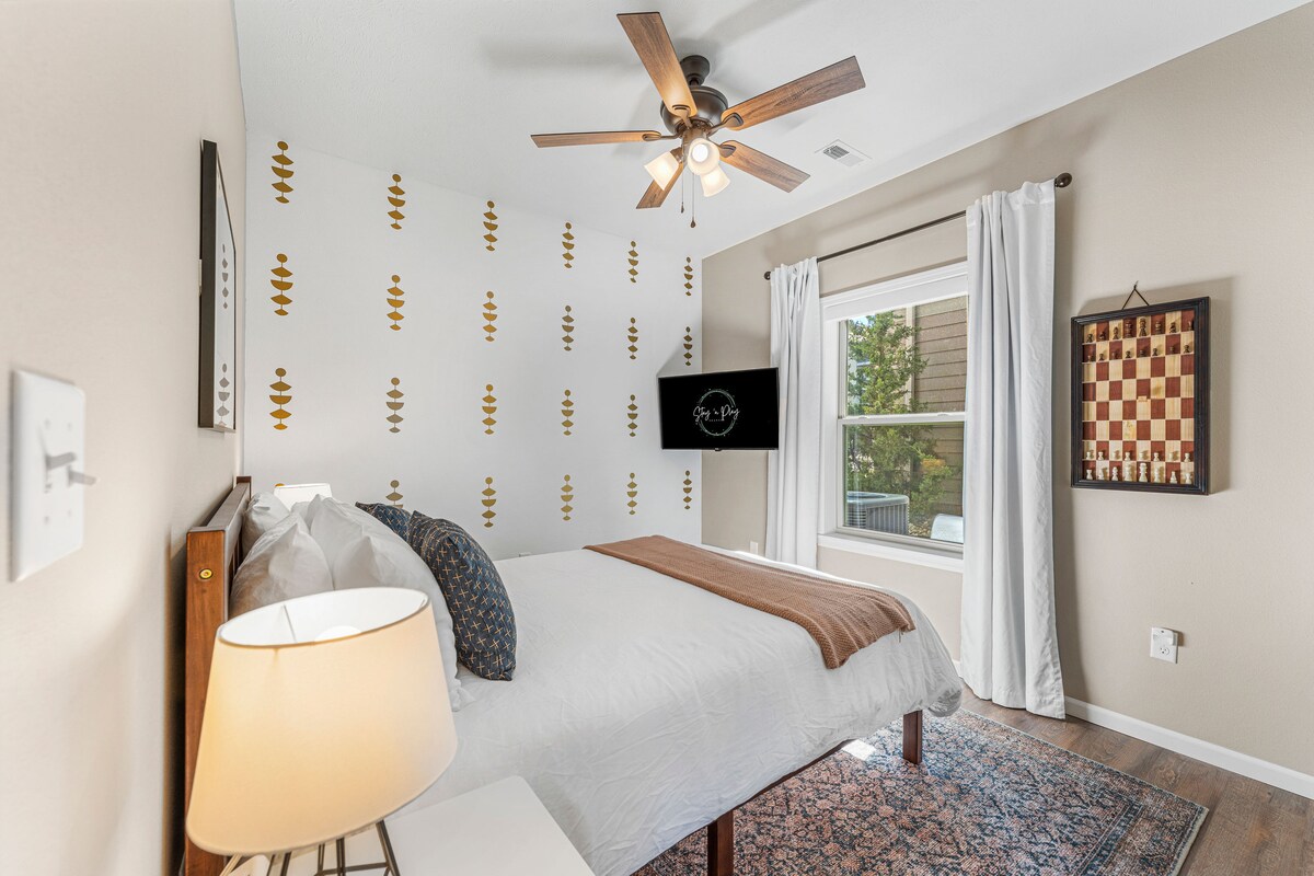 Стая №6: стая с шахматна тематика с двойно легло, интелигентен 43 - инчов телевизор и баня, свързана със стая №5.