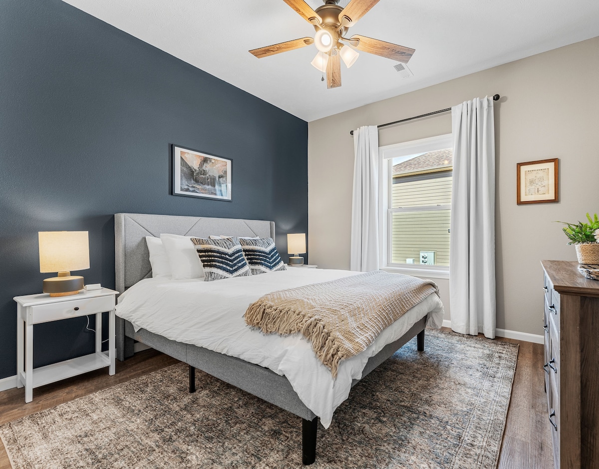 Апартамент 3 – стая „Бойно корабоплаване“
Насладете се на престоя си в тази стая с морска тематика, която предлага двойно легло, 50-инчов смарт телевизор и самостоятелна баня.