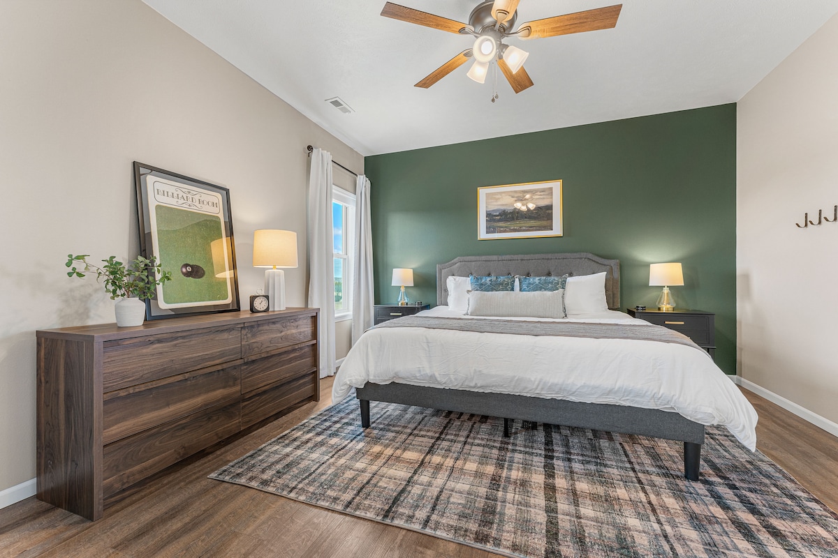 Основен апартамент 1 – стая за билярд Clue
Отпуснете се в този вдъхновен от игрите апартамент, който включва суперголямо двойно легло, 50-инчов смарт телевизор, самостоятелна баня и дрешник – идеално за отпускащ престой.