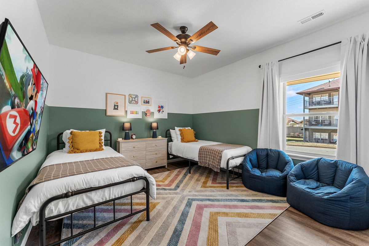 Стая 4 – Стая на Марио и Соник
Идеална за геймъри, тази стая разполага с две единични легла XL, Nintendo Switch, пуфове и собствена баня за безкрайно забавление.