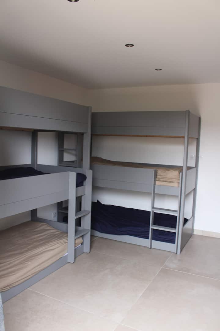 חדר ילדים עם דרגשים