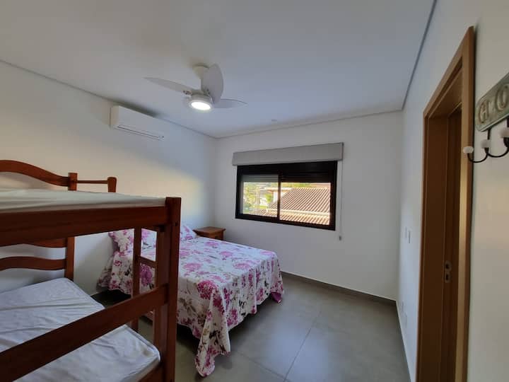 3 הסוויטות בקומה הראשונה, ומעניקות יותר פרטיות. חדרים עם מאווררי תקרה ומיזוג מפוצל. 