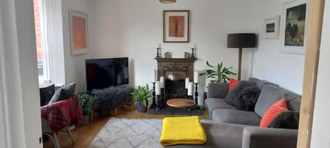 Successful Airbnb property: Tranquil Stylish Seaside Retreat with parking in Lyme Regis