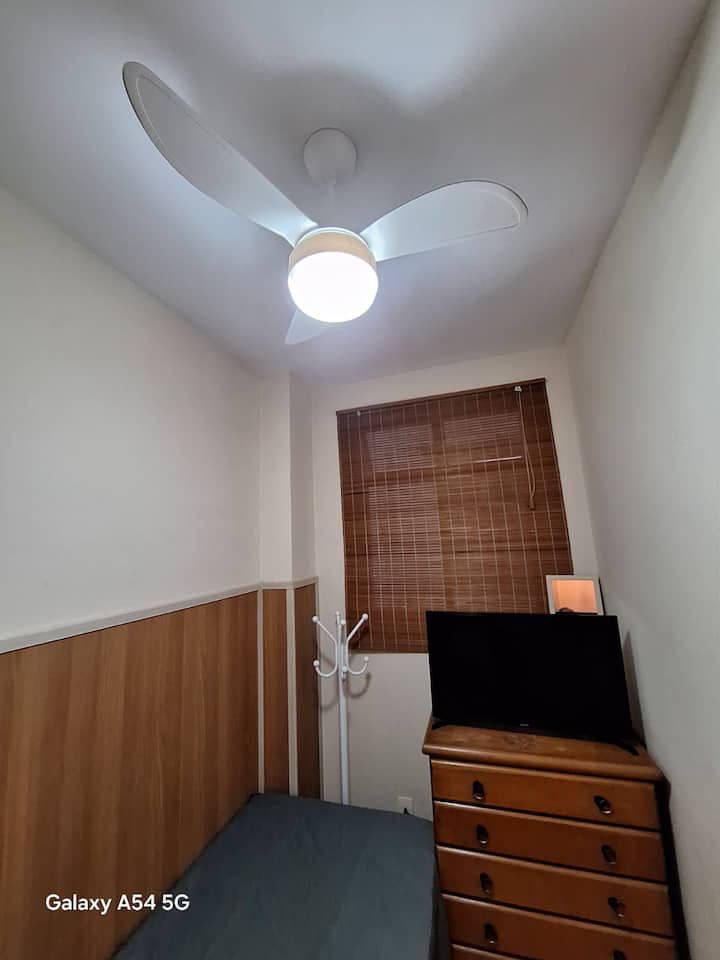 带有带轮活动床和所有屏风的儿童房