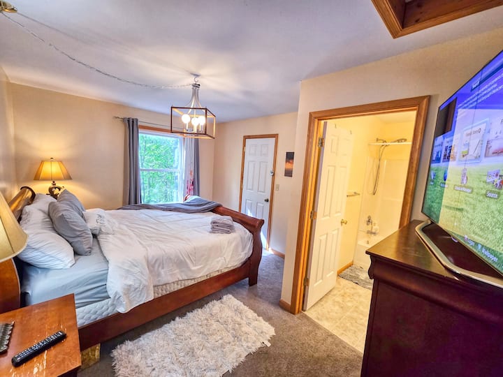 Bedroom with king size bed and en-suite bathroom. Located on 2nd floor
