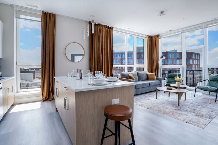 Cozy City Loft • Skyline Views • Free P + Rooftop