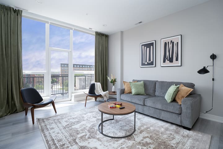 Cozy Luxe Near Downtown • EV + Rooftop Vibes