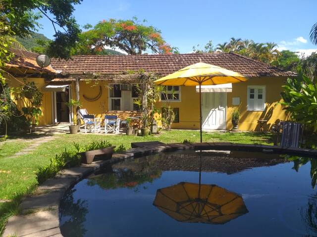 Casa c/ jardim, piscina, próxima de belas praias.
