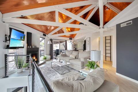 Treetop, 2 pools, dock, hot tub!