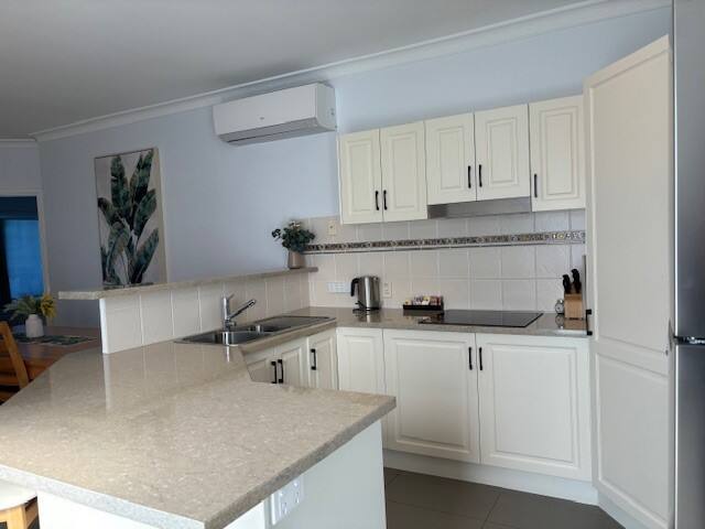 Apt 13 Meridian Beachside Apartments gallery image 5