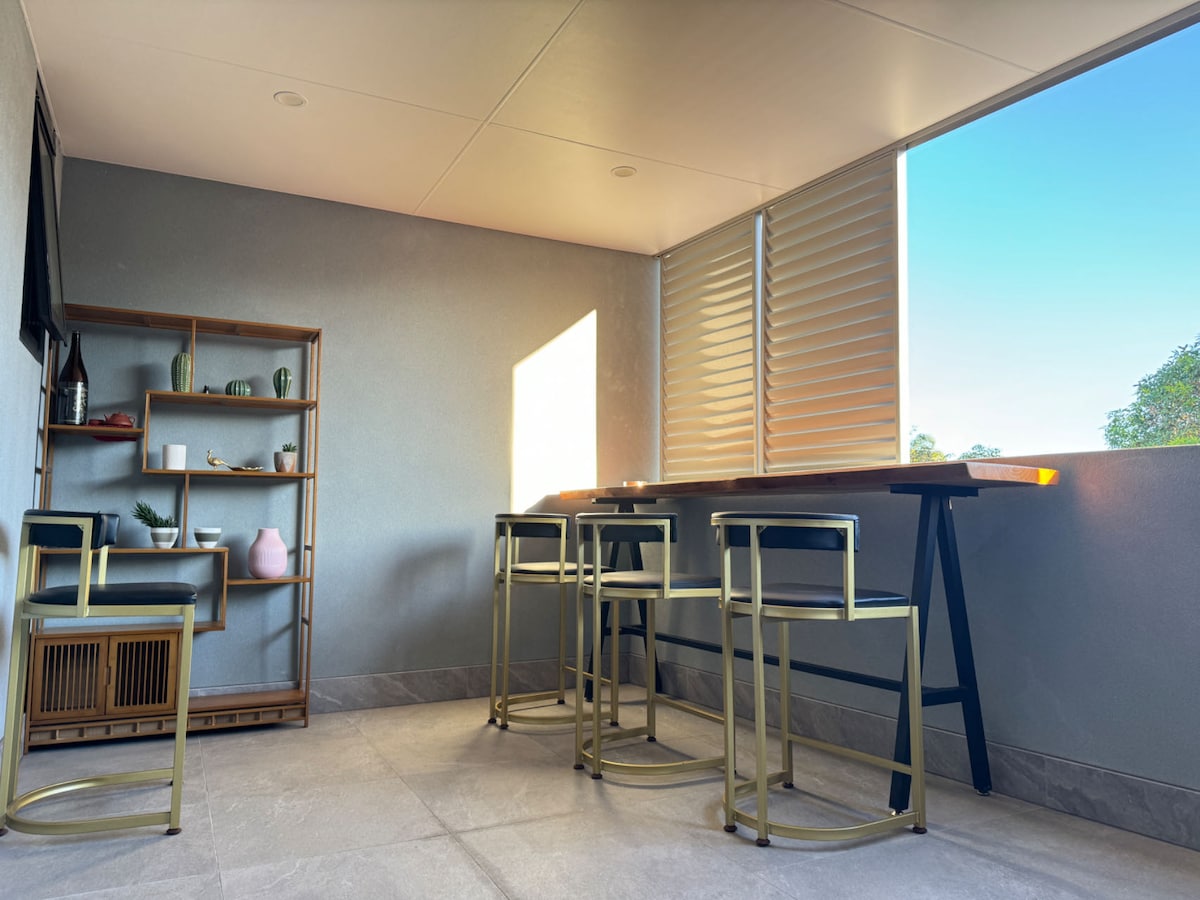 20% off Studio w large balcony