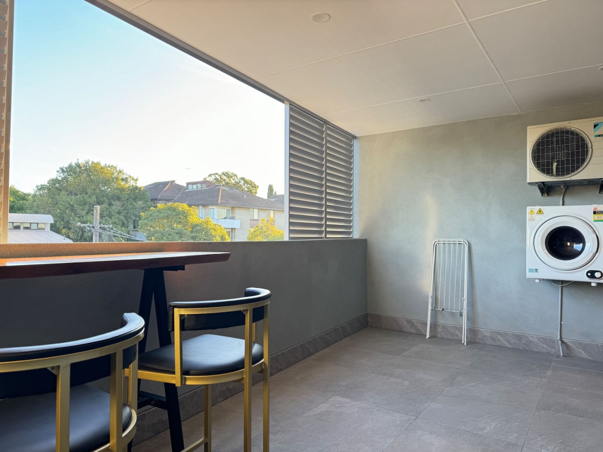 20% off Studio w large balcony