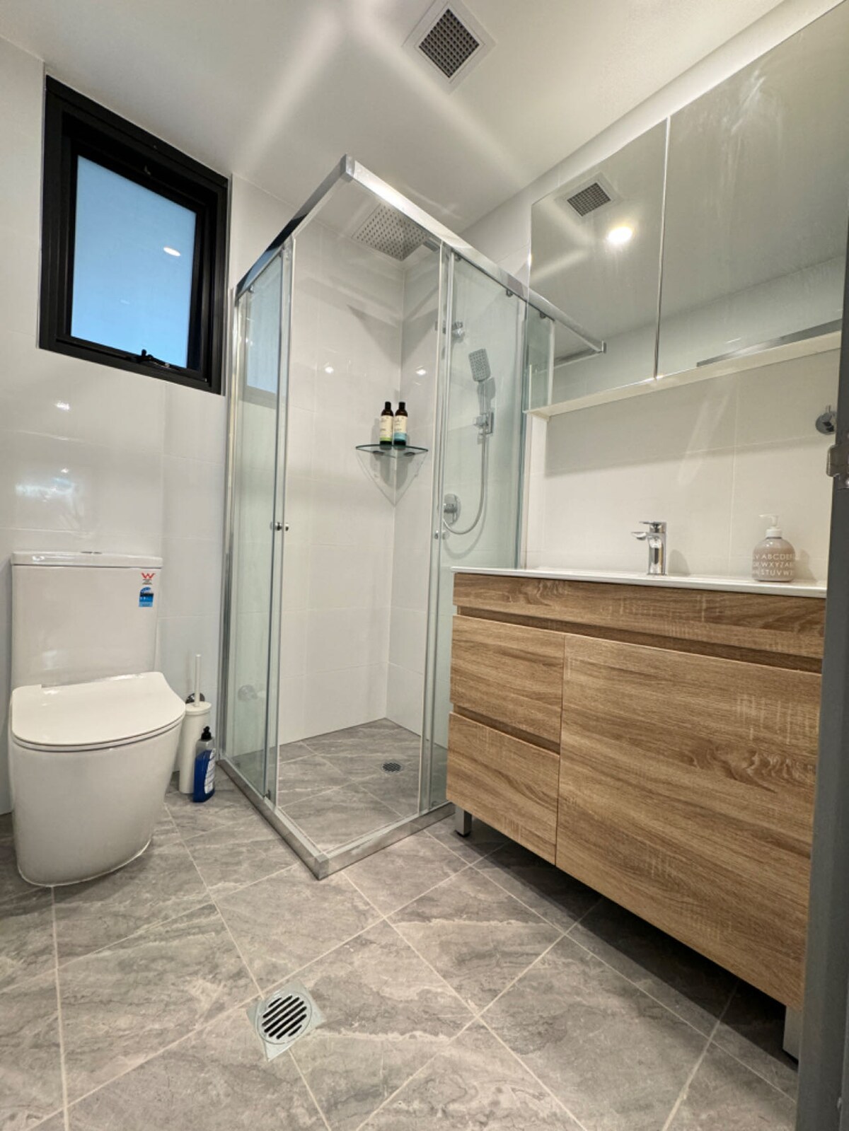 20% off Studio w large balcony