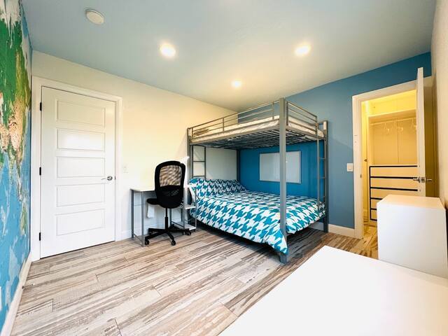 Huge 2 Master 5 bedrm 4 bathrm View King Pool Pet gallery image 5