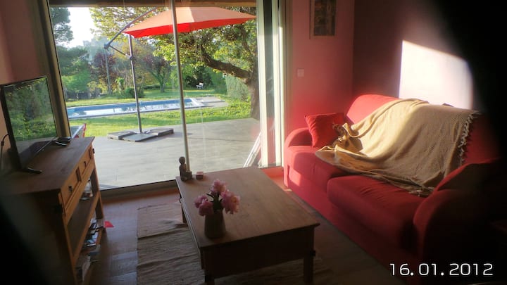 ห้องนั่งเล่นทีวีและพื้นที่นอนใน 140