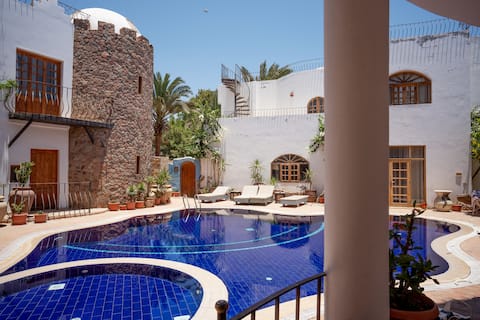 Redrock Poolside & Beachside Oasis Apartment