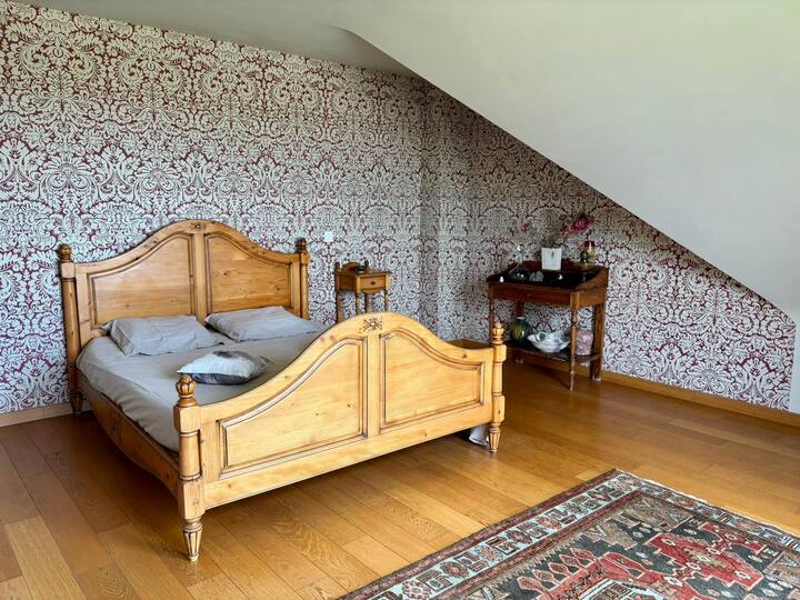 spavaća soba s garderobom i terasom s pogledom na more