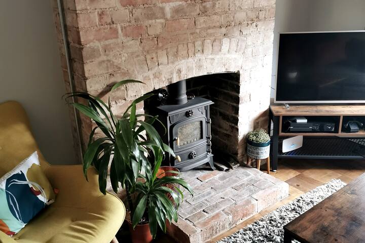 Elegant 2-bed Terrace Retreat - Chester, UK