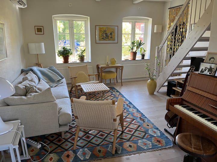 ห้องดนตรีและทีวีโซฟาขนาดใหญ่ (สามารถนอนได้หากจำเป็น) เปียโนพื้นที่ทำงาน Wifi Chromecast