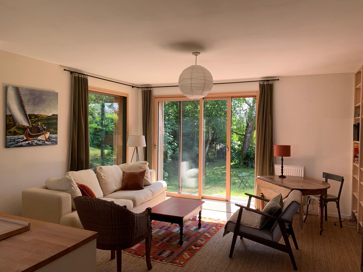 Annonce Airbnb populaire: Wooden house, garden, near beaches à Saint Coulomb