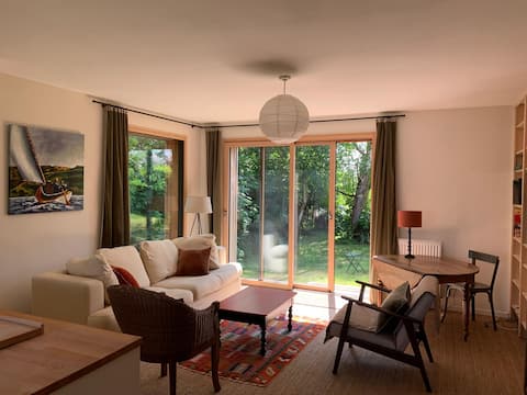 Annonce Airbnb populaire: Wooden house, garden, near beaches à Saint Coulomb