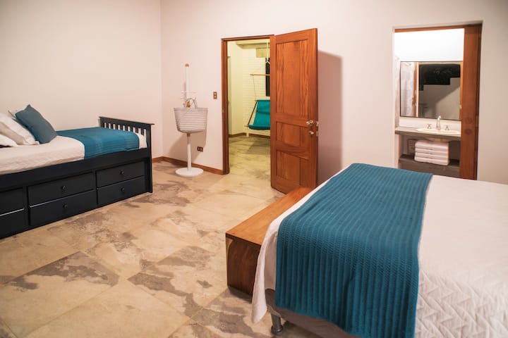Este quarto está localizado no terceiro andar à direita. Tem uma cama queen, uma cama individual e uma cama de ninho debaixo da cama individual. 