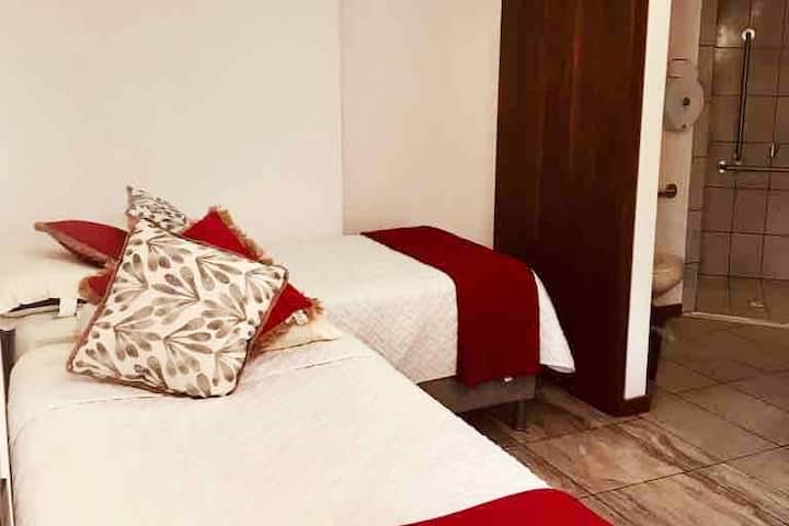Este é o sexto quarto da casa. É completamente independente, pois tem uma entrada diferente da casa principal, mas fica na mesma propriedade. Ao lado da entrada principal. 