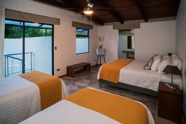 Este é o quarto principal ou principal. Está localizado no terceiro andar e tem uma cama king size e duas camas individuais. Além disso, tem seu próprio banheiro particular. 